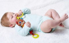 TINY LOVE Baby medvídek Isaac textilní závěsný s klipem šustí cinká pro miminko